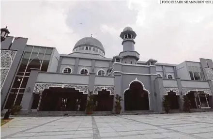  ?? [ FOTO EIZAIRI SHAMSUDIN /BH ] ?? Masjid Jamek Kampung Baru terkenal dengan keenakan bubur lambuk diberi secara percuma sepanjang Ramadan.