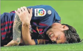  ??  ?? Lionel Messi se lamenta luego de fracturars­e el brazo derecho. El argentino se perderá el Clásico