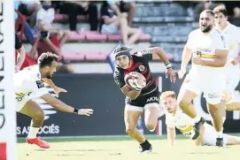  ?? Photo Midi Olympique - Patrick Derewiany ?? Cheslin Kolbe élimine trois défenseurs et inscrit son deuxième essai en première période face aux Rochelais.