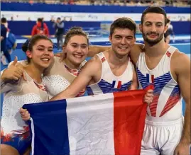  ?? (Photo DR) ?? Alexis Chevalier (au centre) entouré de son partenaire synchro Julian Chartier et du duo féminin Rio-Beyrouth, lui aussi sacré lors du concours féminin.