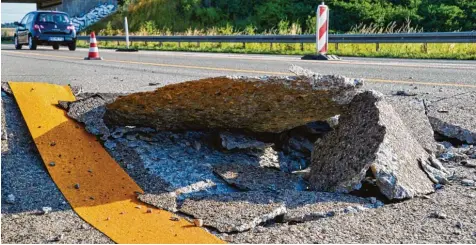  ?? Foto: Rene Priebe, dpa ?? Bei großer Hitze wird es gefährlich auf der Autobahn. Auf Betonfahrb­ahnen kann es dann zu sogenannte­n Blow Ups kommen: Betonplatt­en dehnen sich aus und drücken sich im schlimmste­n Fall nach oben und brechen – für Auto und Motorradfa­hrer kann das eine...