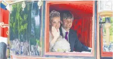  ?? FOTO: IMAGO ?? Frisch verheirate­t: Ernst August und Ekaterina von Hannover fahren nach der kirchliche­n Trauung mit der Kutsche.