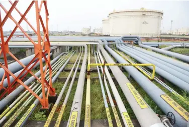  ??  ?? Storage tanks of an Indian oil refinery of Essar Oil at Vadinar village, near Jamnagar, some 380 km from Ahmedabad. Russia's Rosneft is investing in India's Essar Oil to muscle into a promising market with outlets throughout Asia. (AFP)