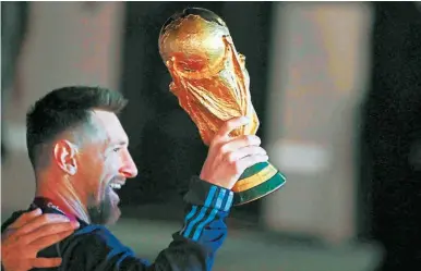  ?? FOTOS: AFP. ?? CAMPEÓN. Para Messi, el haber ganado el título con Argentina le eleva los bonos.