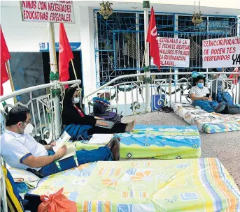  ??  ?? Los docentes colocaron sus colchones en el piso para dormir en la Casa de la Cultura.