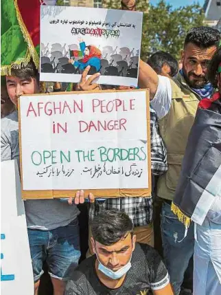  ?? EFE ?? Los ciudadanos de Afganistán en París se tomaron varias vías para sus reclamos humanitrio­s.