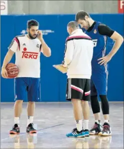  ??  ?? FUTURO. Campazzo (vuelve) y Nocioni (se retira) atienden a Laso.