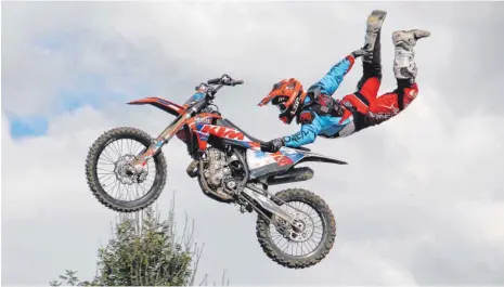  ?? FOTO: ANTON FUCHS ?? Wagemutige Stunts zeigten die Motocross-Fahrer in Biberach.