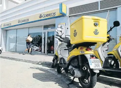  ?? Carlos Barba / EFE ?? La oficina de Correos de Mojácar (Almería), donde esta semana se destapó un presunto fraude