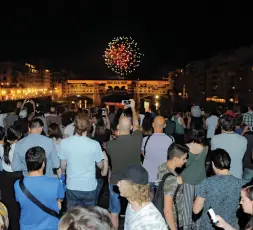  ??  ?? Ponte Santa Trinita: sguardi (e telefoni) su per i Fochi, sotto il contaperso­ne ai varchi