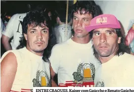  ??  ?? ENTRE CRAQUES. Kaiser com Gaúccho e Renato Gaúcho