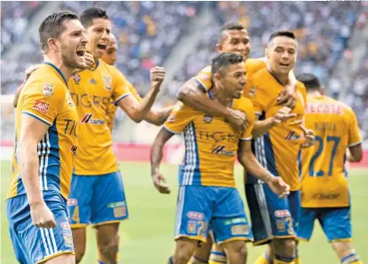  ??  ?? Festejo de los jugadores de Tigres, luego del primer gol de Gignac (i)