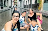  ?? CORTESÍA ?? Las dos turistas chilenas, acompañada­s de sus familias, durante un paseo por el Centro Histórico.