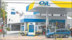  ??  ?? DESVIO. Oil se quedó con el impuesto a los combustibl­es.