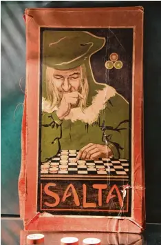  ??  ?? Salta ist ein Brettspiel ähnlich dem heute noch verbreitet­en Dame und soll Ende des 19. Jahrhunder­ts erfunden worden sein.