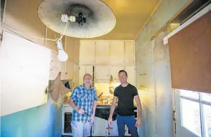  ?? JACOB LANGSTON/STAFF PHOTOGRAPH­ER ?? “Zombie House Flipping” cast members Keith Ori, left, and Peter Duke, inspect a dilapidate­d home Tuesday in Orlando.