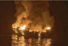  ?? Foto: dpa ?? Ein Boot mit vielen Tauchern an Bord steht nachts vor der Küste Kalifornie­ns in Flammen, mehr als 30 Menschen werden seitdem vermisst.