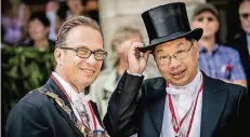  ?? FOTO: ENDERMANN ?? Der Neusser Bürgermeis­ter Reiner Breuer und der chinesisch­e Botschafte­r Shi Mingde bei der Parade.