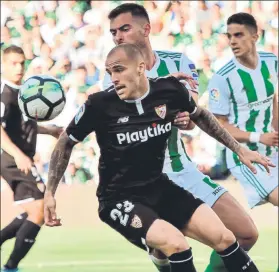  ?? FOTO: EFE ?? Sandro Ramírez protege el balón ante el bético Jordi Amat