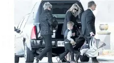  ?? THE CANADIAN PRESS ?? Whitney Dumas, centre, arrives with her children to Pleasantvi­ew funeral.