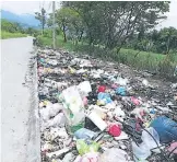  ??  ?? Al mal estado de la calle también se agregan los promontori­os de basura.