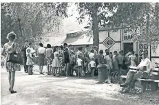  ?? ?? Schon damals (1961) war das Waldbad in der ganzen Region überaus beliebt, was an heißen Tagen zu Schlangen an der Kasse führte.