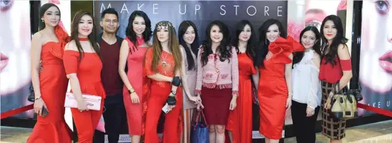  ?? ANDRIANSYA­H POETRA/JAWA POS ?? ATTENTION STEALERS: Para make-up artist, beauty blogger, selebgram, sosialita, fashion stylist, dan influencer hadir dalam grand opening gerai Make Up Store di Sogo Galaxy Mall.