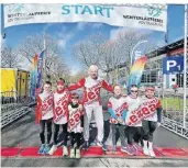  ?? TTR 08 ?? Die jungen Athleten des Triathlon Team Ratingen 08 bei der Winterlauf­serie in Duisburg mit Trainer Marcus Eichler. Foto: