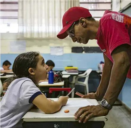  ??  ?? O professor Renato de Almeida Jaques, o quarto a assumir a turma de 2º ano na zona leste