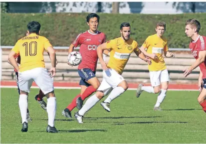  ?? ACHIM BLAZY RP-FOTO: ?? Fatih Özbayrak (3.v.l.) eröffnete den Torreigen gegen Kleve mit seinem Treffer zum 1:0.