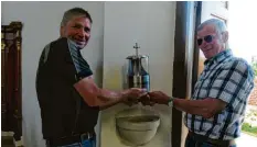  ??  ?? Mit Blick die Hygiene gibt es in der Breitentha­ler Kirche künftig auch Weihwasser‰ spender. Im Bild Kirchenpfl­eger August Blum (rechts) und Andreas Harder.