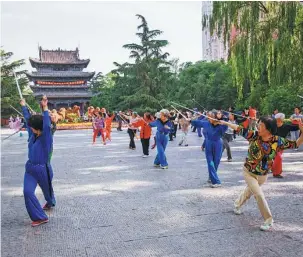  ?? PROVIDED TO CHINA DAILY ?? Taiyuan residents do morning exercises in Yingze Park.