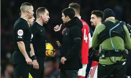  ?? Michael Zemanek/Shuttersto­ck ?? The Arsenal head coach Mikel Arteta (centre) speaks to the referee, Peter Bankes, after the 1-1 draw against Brentford. Photograph: