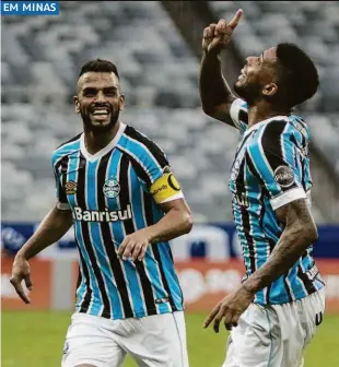  ??  ?? Observado pelo capitão Maicon, o atacante André comemora o gol da vitória gremista sobre o Cruzeiro, fora de casa, na estreia das equipes no Brasileirã­o