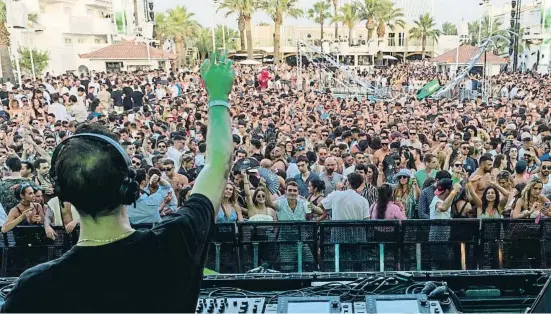  ?? Juropa Press News / Getty ?? Un dj tocant aquest estiu davant de milers de persones a la discoteca Ushuaïa, a la platja d’en Bossa (Eivissa)