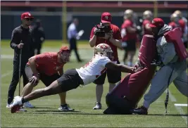  ?? JEFF CHIU — THE ASSOCIATED PRESS ?? San Francisco 49ers defensive line coach Kris Kocurek, bottom left, watches as Drake Jackson performs a drill at the team's rookie minicamp in Santa Clara on Friday.