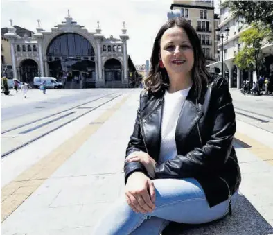  ?? ANDREEA VORNICU ?? Elena Tomás, frente al Mercado Central, símbolo del legado del Gobierno de ZeC cuando Pedro Santisteve fue alcalde.