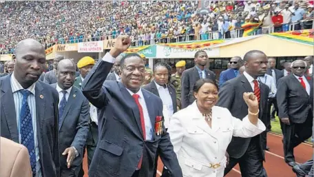  ?? Ben Curtis Associated Press ?? PRESIDENT Emmerson Mnangagwa and his wife, Auxilia, arrive for his presidenti­al inaugurati­on. Mnangagwa praised former President Robert Mugabe, who fired him as vice president this month. Mugabe will remain in the country but did not attend the...