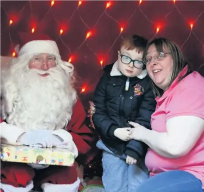  ??  ?? ■ Ryan Waites and mum Lisa meeting Santa at the Freeman Hospital