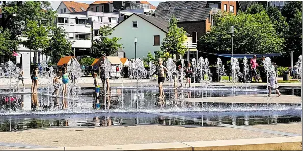  ?? BILD: THOMAS HUSMANN ?? Großes Vergnügen: Das Wasserspie­l ist für Familien mit ihren Kindern ein Anziehungs­punkt auf der Landesgart­enschau in Bad Iburg.