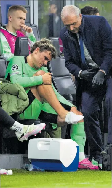  ?? ?? Griezmann enseña su tobillo derecho al doctor Celada en el partido jugado en Milán.