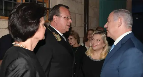  ?? (Amos Ben-Gershom/GPO) ?? PRIME MINISTER Benjamin Netanyahu and his wife, Sara, participat­e in Russia Day events in Jerusalem’s Sergei Courtyard yesterday.