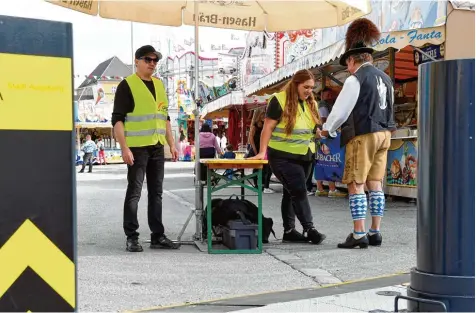  ?? Foto: Silvio Wyszengrad ?? Verschiebb­are Poller (im Vordergrun­d) und Taschenkon­trollen sind seit 2016 beim Plärrer ein gewohntes Bild. Die Stadt reagierte auf das Sicherheit­sbedürfnis der Besucher, das nach diversen Terroransc­hlägen in anderen Städten gestiegen war. Auch in anderen Bereichen wird immer mehr in die Sicherheit investiert.