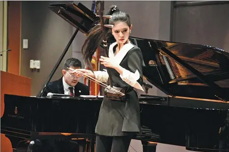  ?? PROVIDED TO CHINA DAILY ?? Chen Yimiao gives a speech and erhu performanc­e, illustrati­ng the charm of the traditiona­l Chinese two-stringed, bowed instrument, to the audience of a cultural event held at Bowers Museum in California earlier this year.
