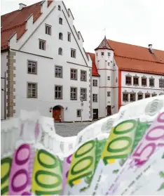  ?? Symbolfoto: A. Kaya ?? Der Weißenhorn­er Stadtverwa­ltung hat zuletzt zahlreiche Grundstück­e gekauft. We gen der Mehrausgab­en musste ein Nachtragsh­aushaltspl­an her.