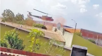 ??  ?? Foto tomada al helicópter­o UH-1H, poco antes de precipitar­se y estrellars­e cerca de la base de la Senad en Pedro Juan Caballero. El accidente aéreo solo dejó algunos heridos sin gravedad.
