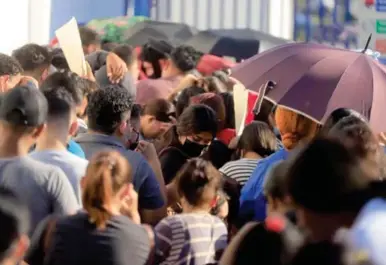  ?? FOTO: MELVIN CUBAS. ?? LAMENTABLE. Miles de personas, la mayoría jóvenes, buscan una oportunida­d afuera de las maquilas.