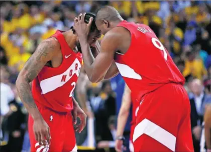  ?? / EZRA SHAW (AFP) ?? Leonard e Ibaka, durante el encuentro ante los Warriors.