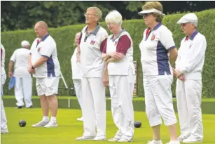  ?? Picture: Tony Flashman FM4398357 ?? Players from Faversham (blue) and Ashford look on as the match unfolds