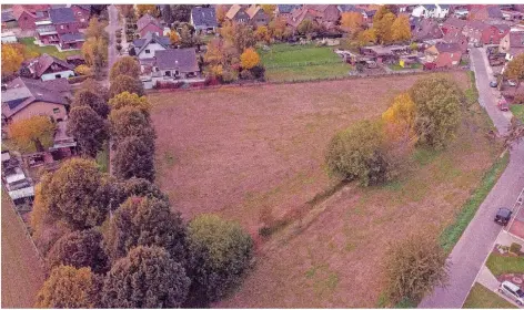  ?? FOTO: GEORG SALZBURG ?? Das ist die Grünfläche in Wallrath, die die Stadt Jüchen erworben hat, um sie ökologisch aufzuwerte­n.